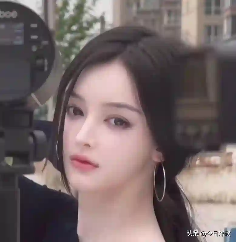 听障女生颜值像AI引争议！微调3处被网暴非人类，真人露面了！