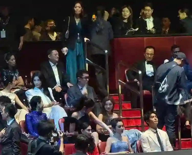 澳门这一夜，坐“李冰冰”身边的张柏芝，让所有人见识了她的地位