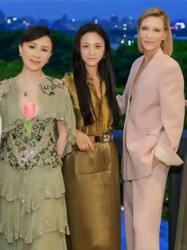 这一夜，胸下垂还穿深V的刘嘉玲，在“长裙裹身”的汤唯面前尴尬