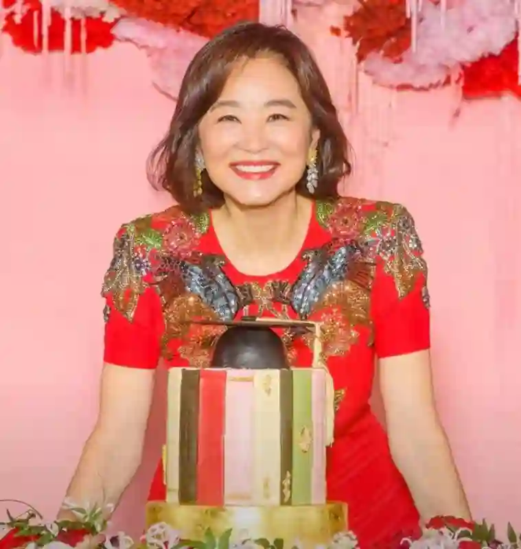 70岁林青霞现身江西，名牌加身贵气难掩，皮肤松垮显自然老态