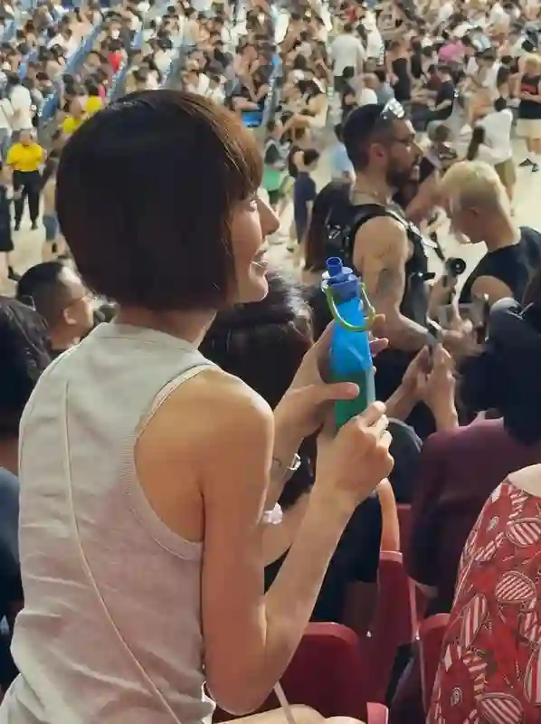 54岁鲁豫新加坡看演唱会，素颜穿无袖手臂有肉，胖了后气质变好了