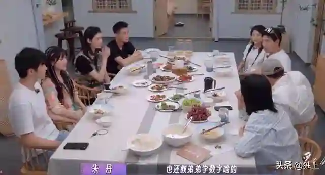 朱丹讲：姐姐搂弟弟像妈妈抱儿子，有谁注意何猷君？不留一点情面