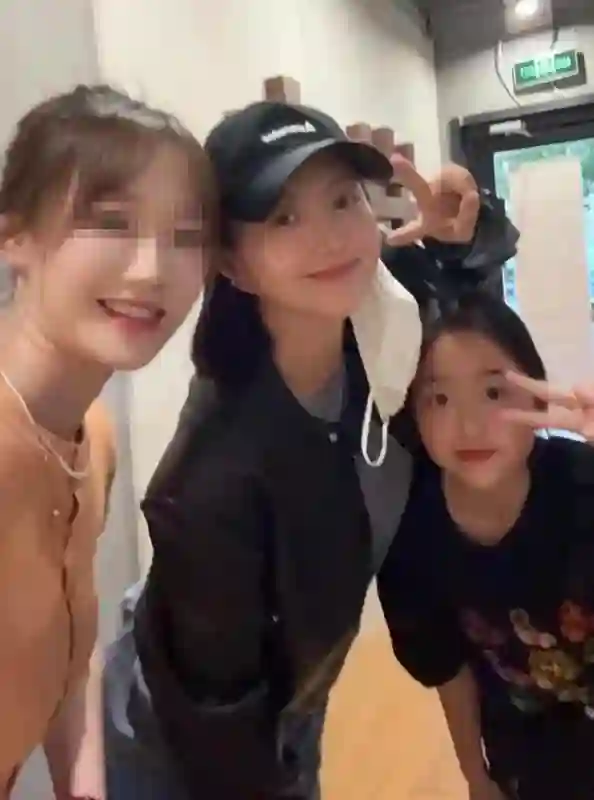 包文婧生娃才5天！和老公女儿三里屯逛街，顺产恢复的比孕前还瘦