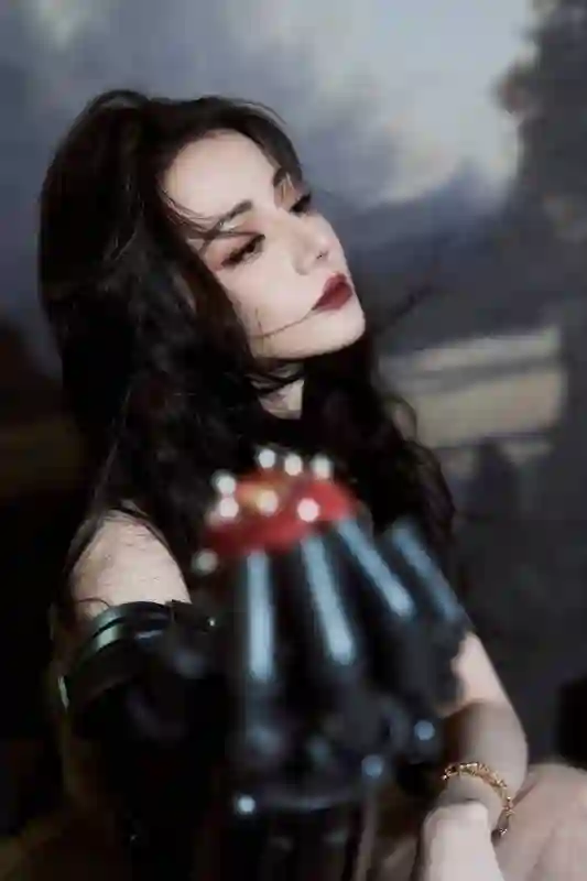 迪丽热巴一袭纱裙演绎古典浪漫，低眉抚琴间尽显神秘性感