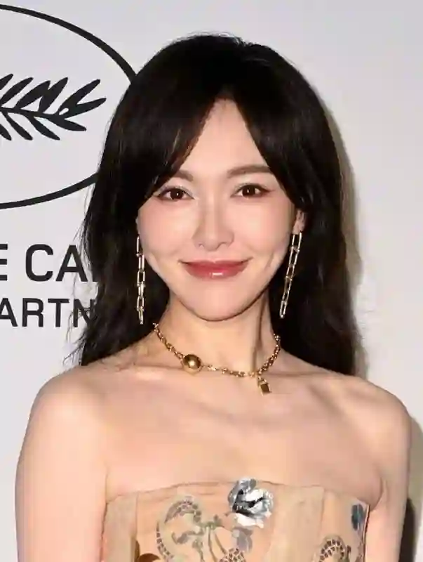 42岁唐嫣戛纳生图来了！苹果肌下垂眼神涣散，新剧扑街影响状态