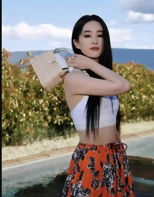 刘亦菲阿布扎比之行，黑长直美回20年前，她的花期长得惊人