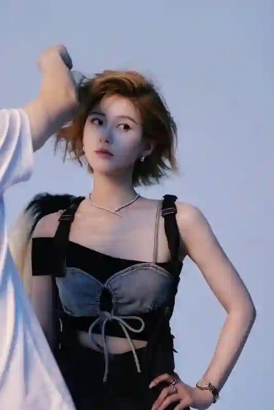 赵露思抹胸裙秀曲线 棕红短发飒气十足