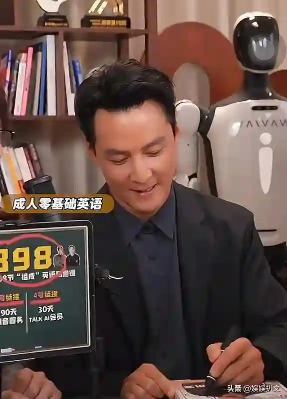 吴彦祖上海理发店又给顾客洗头，各行各业都干，就是不拍戏了