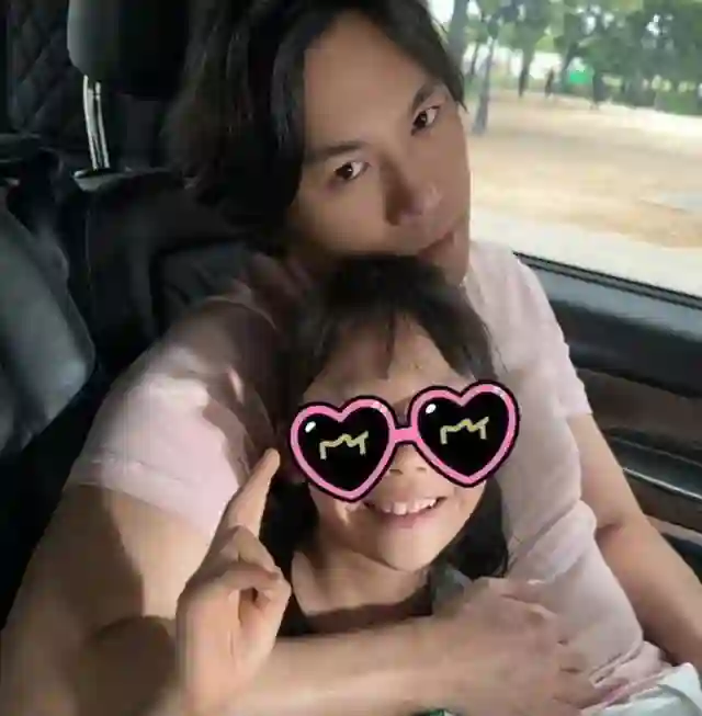 伊能静一家三口巴黎度假为女儿庆生，儿子哈利却独自一人在西班牙