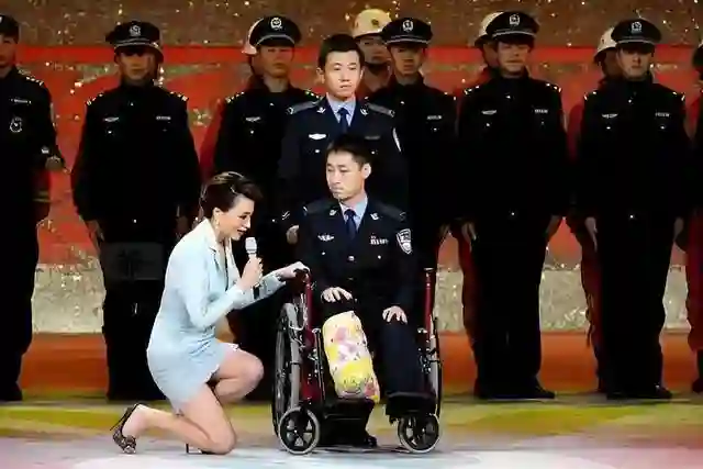 密春雷风波过后，董卿近况曝光，被搀扶走出医院 如今处境早有预兆
