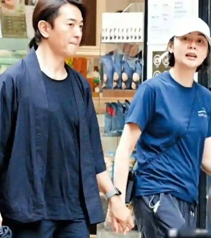 58岁丁克郑伊健遭网友吐槽：脸肿发少，明显不如陈小春
