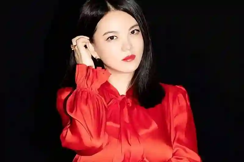 李湘真实照片被扒！没开美颜满脸黢黑，网友：胖得超乎想象！