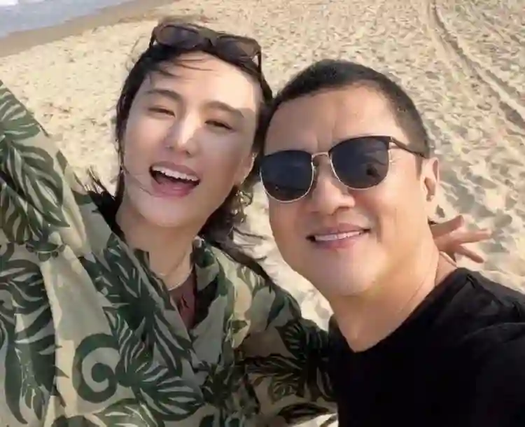 李亚鹏再度搬家，3岁女儿哭喊不要搬，大女儿李嫣北京逛高奢商场
