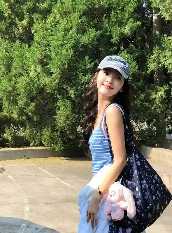 章若楠吊带造型尽显夏日活力，手捧粉色玩偶灵动吸睛