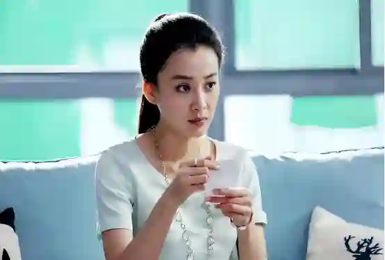 女演员与他同居5年，将美好的年华都给了他，他却选择和闺蜜结婚