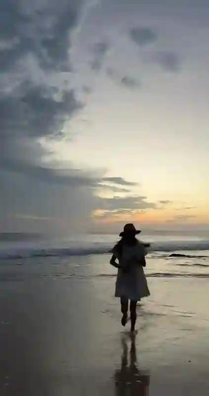 吴千语在夕阳下奔跑，她在韩国街头很美，施伯雄陪她和她闺蜜逛街