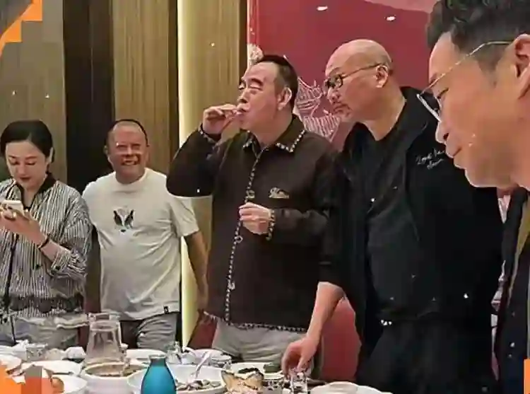 章子怡娇俏，乌尔善带妻子来吃饭，肖央喝整瓶啤酒，陈凯歌领杯！