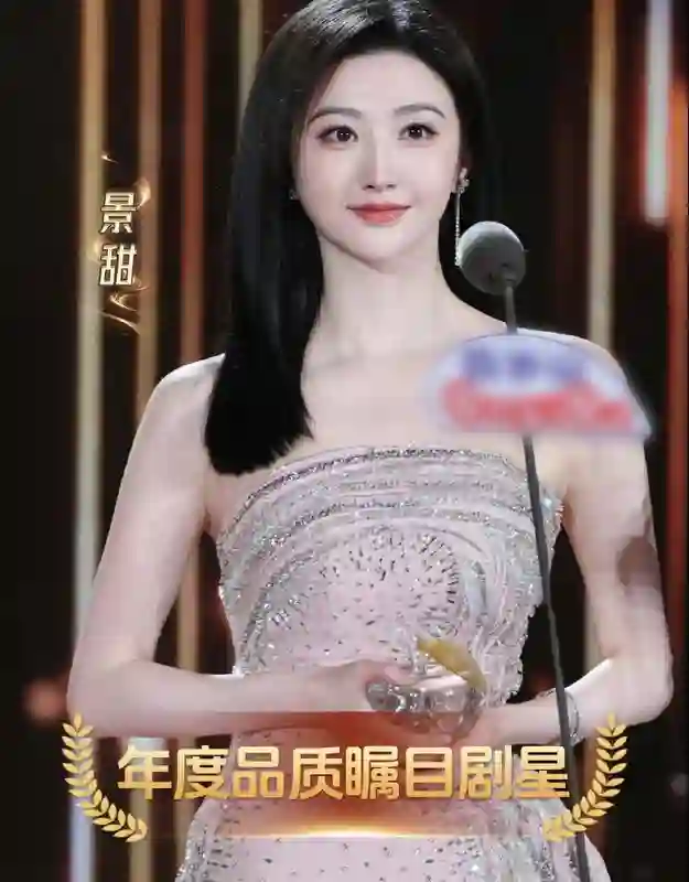 成龙不敢碰她，甄子丹搂不到她，王思聪不敢撕她，却被他当众亲了