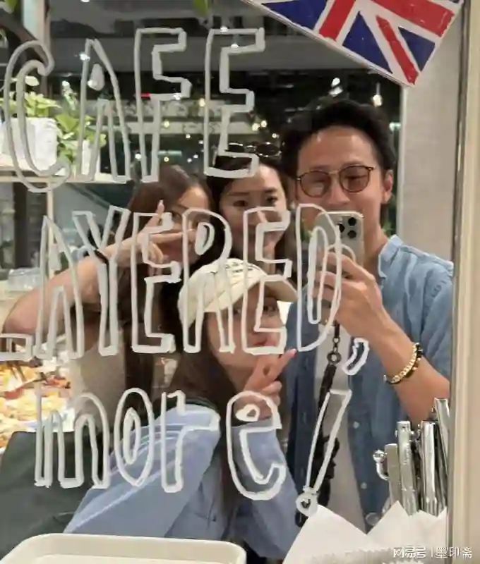 吴千语和闺蜜在香港逛街，老公施伯雄陪伴在侧，两人看起来好甜蜜