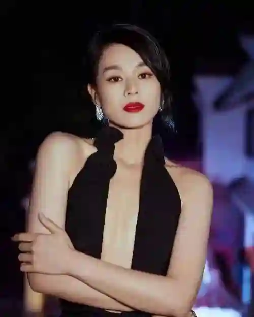 胡杏儿被李乘德养了10年，面相体型变化巨大：这还是猪扒脸吗？