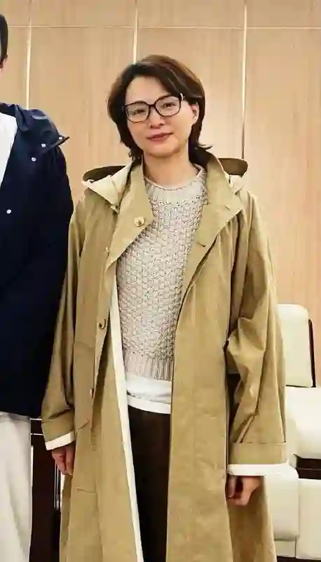 董卿素颜现身国际学校义卖！50 + 冻龄女神带娃摆摊