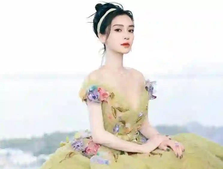 落毛普思不如鸡！否认靠黄晓明“红”的杨颖，离婚后“混”成这样