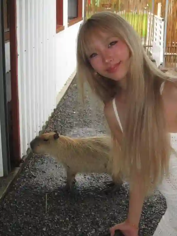 小S大女儿Elly晒金发海边美照 投喂卡皮巴拉心情大好