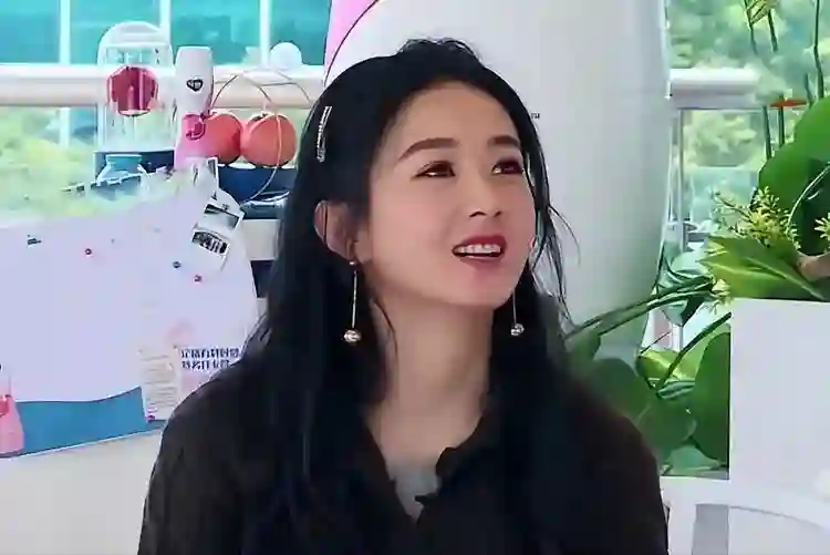 4年赚13亿，和冯绍峰离婚后的赵丽颖，为何不要儿子的抚养权？