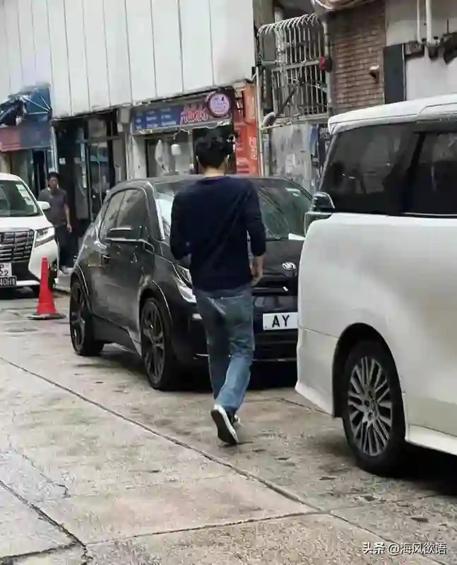 张智霖独自驾豪车买水被偶遇，54岁生图曝光：这状态确定没开美颜