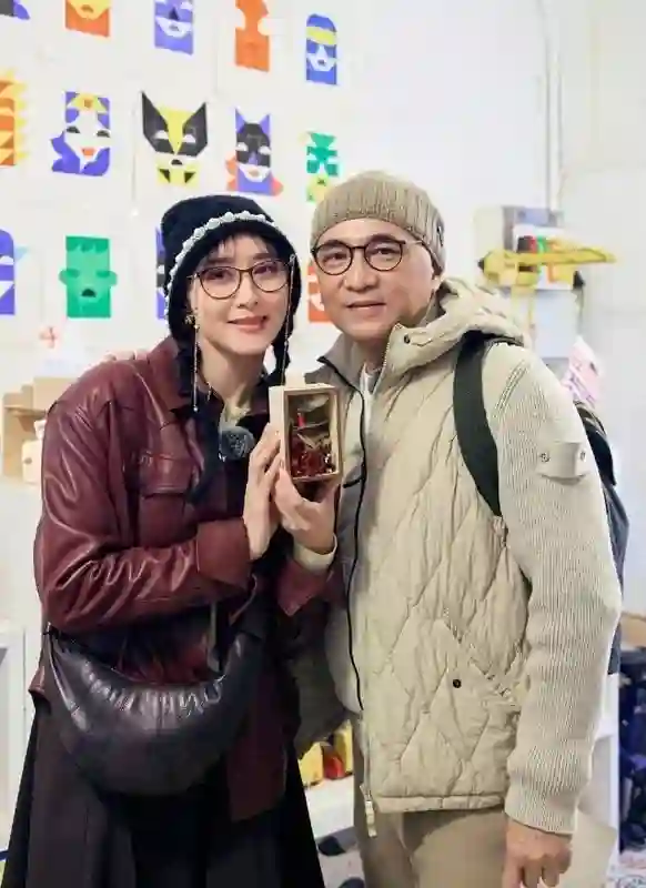 47岁胡静回马来西亚参加聚会！淡妆仍显发际线高，朱兆祥油光锃亮