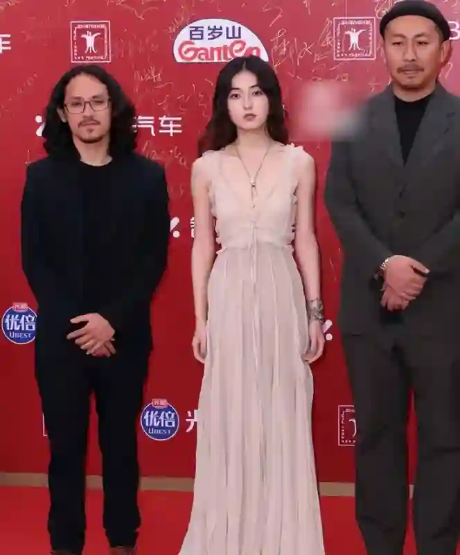 上影节闭幕式之夜，小花颜值飙升，中年明星“撑场面”！