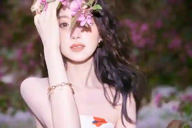 毛晓彤穿印花裙漫步公园，甜美少女感溢出屏幕
