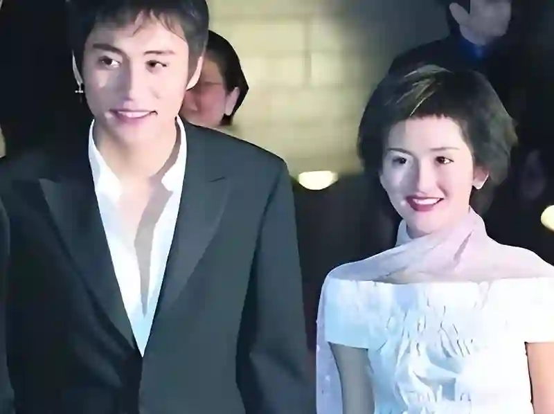 谢娜在演唱会高调撒糖，刘烨车展一脸落寞瘦成纸片人，他后悔了吗