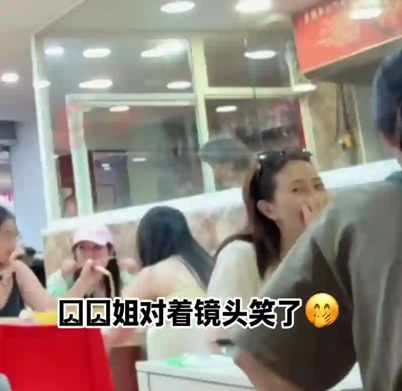 高圆圆女儿正面照首度曝光，皮肤偏黑五官似父，母女被偷拍尴尬微笑性格温和