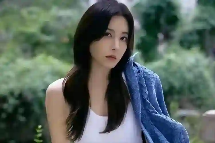 曾黎机场落泪！曾靠美貌“征服”众人,如今为何上演“苦肉计”