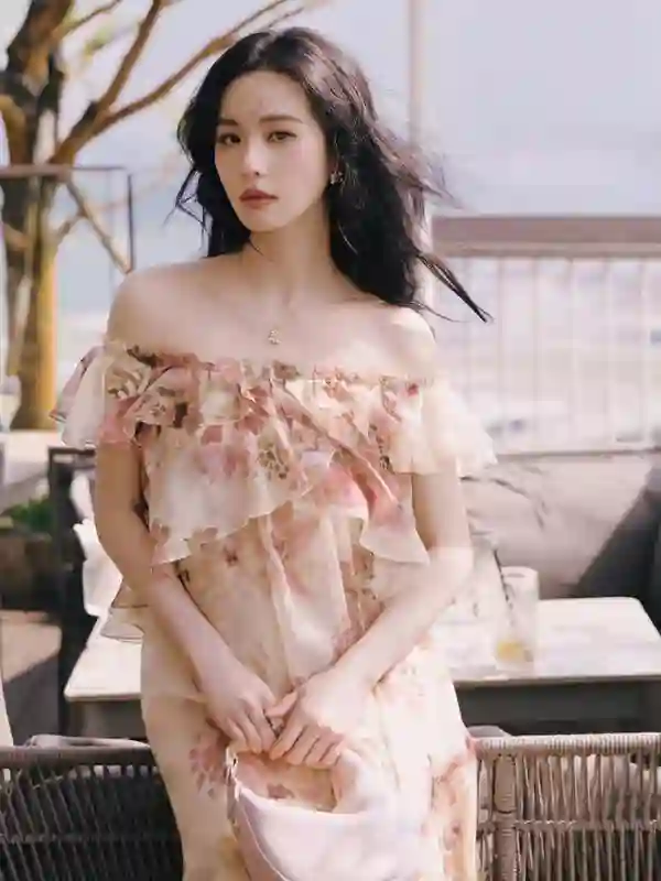 刘诗诗印花露肩裙造型惊艳，尽显灵动甜美