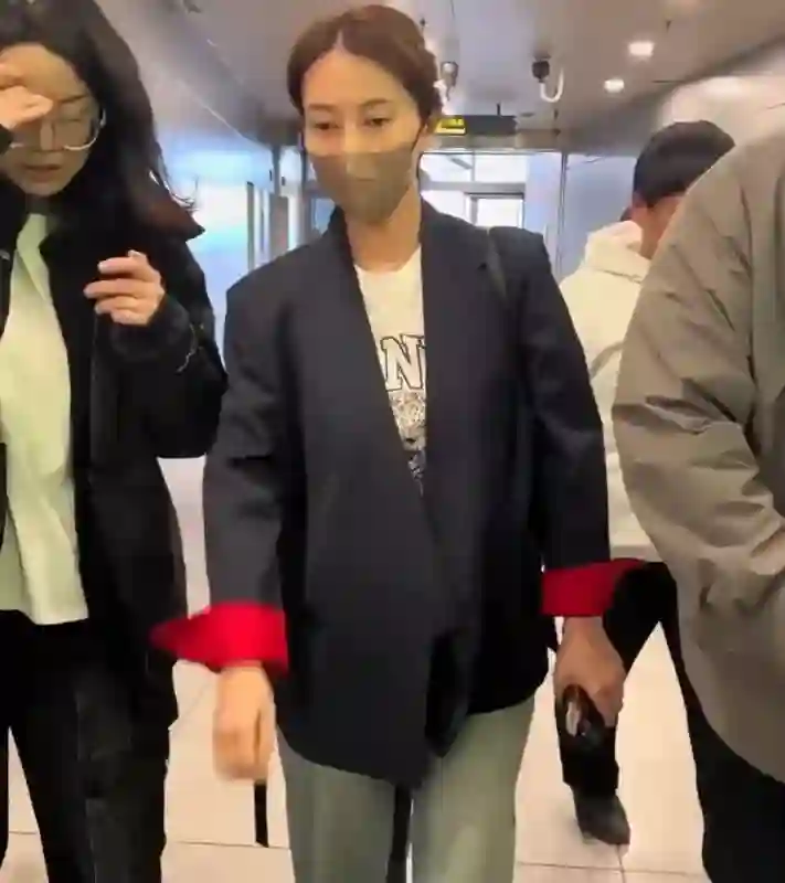高圆圆在机场被拍，皮肤松垮还有了明显的皱纹，可纯天然自然就是漂亮！