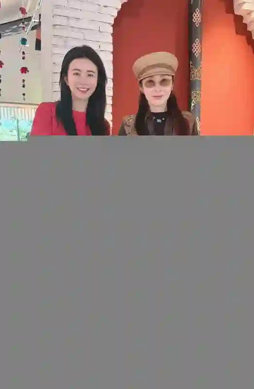 57岁张敏在浙江，皮肤好白，脸几乎无皱纹，与小10岁男友定居当地