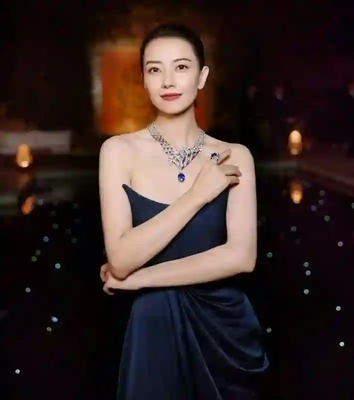 高圆圆女儿正面照首度曝光，皮肤偏黑五官似父，母女被偷拍尴尬微笑性格温和