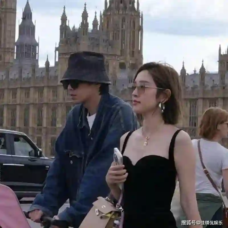 张若昀六一伦敦遛娃，5岁小樱桃坐平价儿童车，唐艺昕事业线美翻