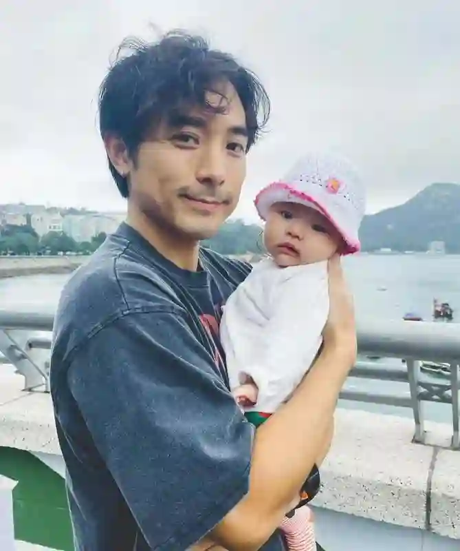 积极赚奶粉钱，去年升级当爸期待<em>父女</em>同台合作