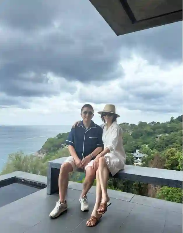 梁朝伟刘嘉玲泰国度假，两人结婚多年恩爱如初，刘嘉玲美腿抢镜