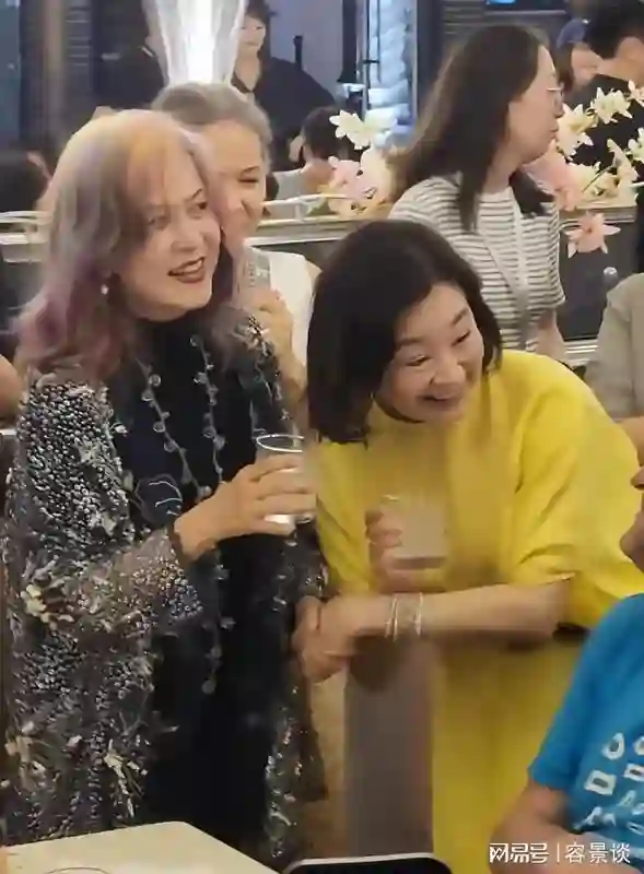 林青霞在江西参加晚宴，穿着近八千元的裙子，皮肉松弛了依然很美