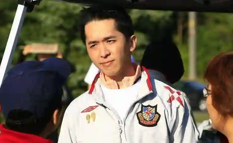 当代“韦小宝”邓兆尊，同时交往仨女友，最穷兜里就剩一亿