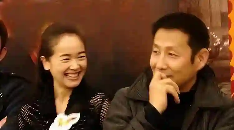 48岁左小青现状：现身香港，素颜皮肤嫩到发光，如今单身不谈恋爱