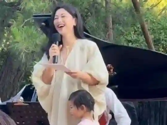 朱珠带女儿现身音乐会，4岁王珠宝高清正脸照曝光，脸黑像爸爸