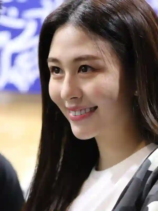 56岁邱淑贞与22岁女儿同框，母女感情深厚，气质令人惊艳