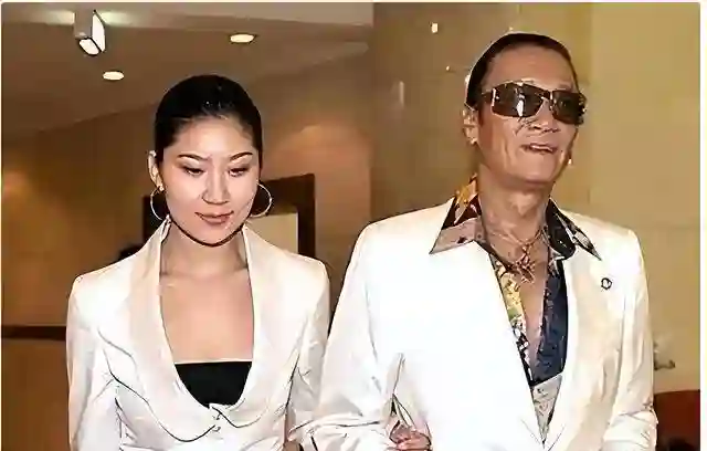 和谢贤相处12年，用青春换来2000万，如今32岁的她，过的怎么样？