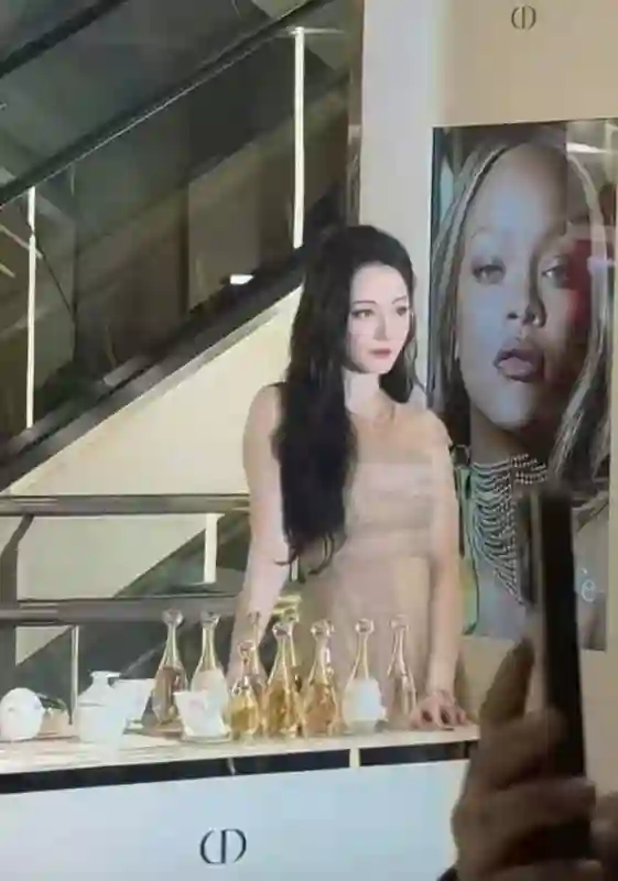 迪丽热巴北京活动太顶了！金裙生图把网友看愣神