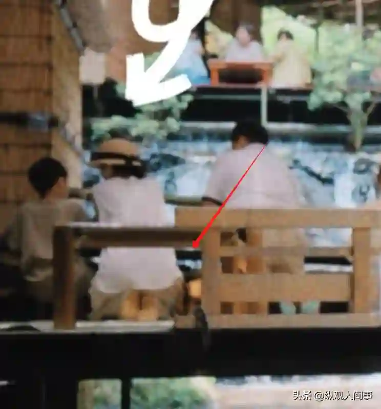 陈嘉桦日本被偶遇，双腿跪着喂儿子吃面，穿着清凉露内衣毫不在意